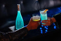 Hpnotiq Vodka y Conac con Jugo de Frutas Tropicales, 750 ml