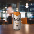Cerveza Clara Modelo Especial tipo Pilsner 24 latones de 473ml, aroma a azahar y sabor a lúpulo fresco